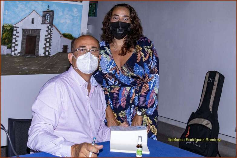 El poeta Julio Pérez Tejera firmando ejemplares de la obra/Ildefonso Rodríguez.